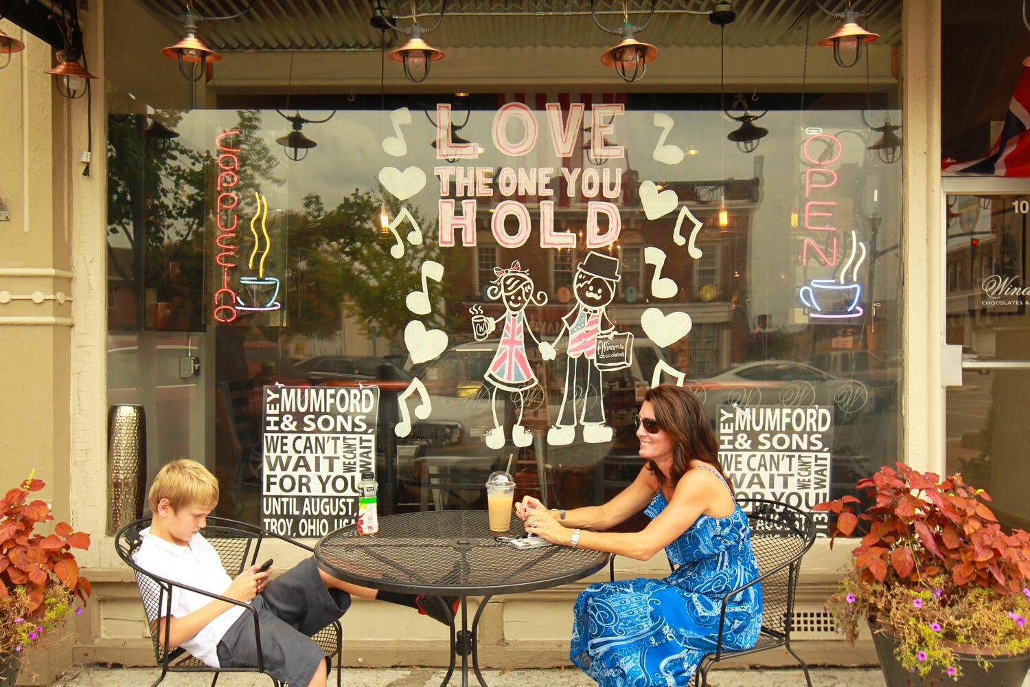 troy-window-decorations-gotr-concert