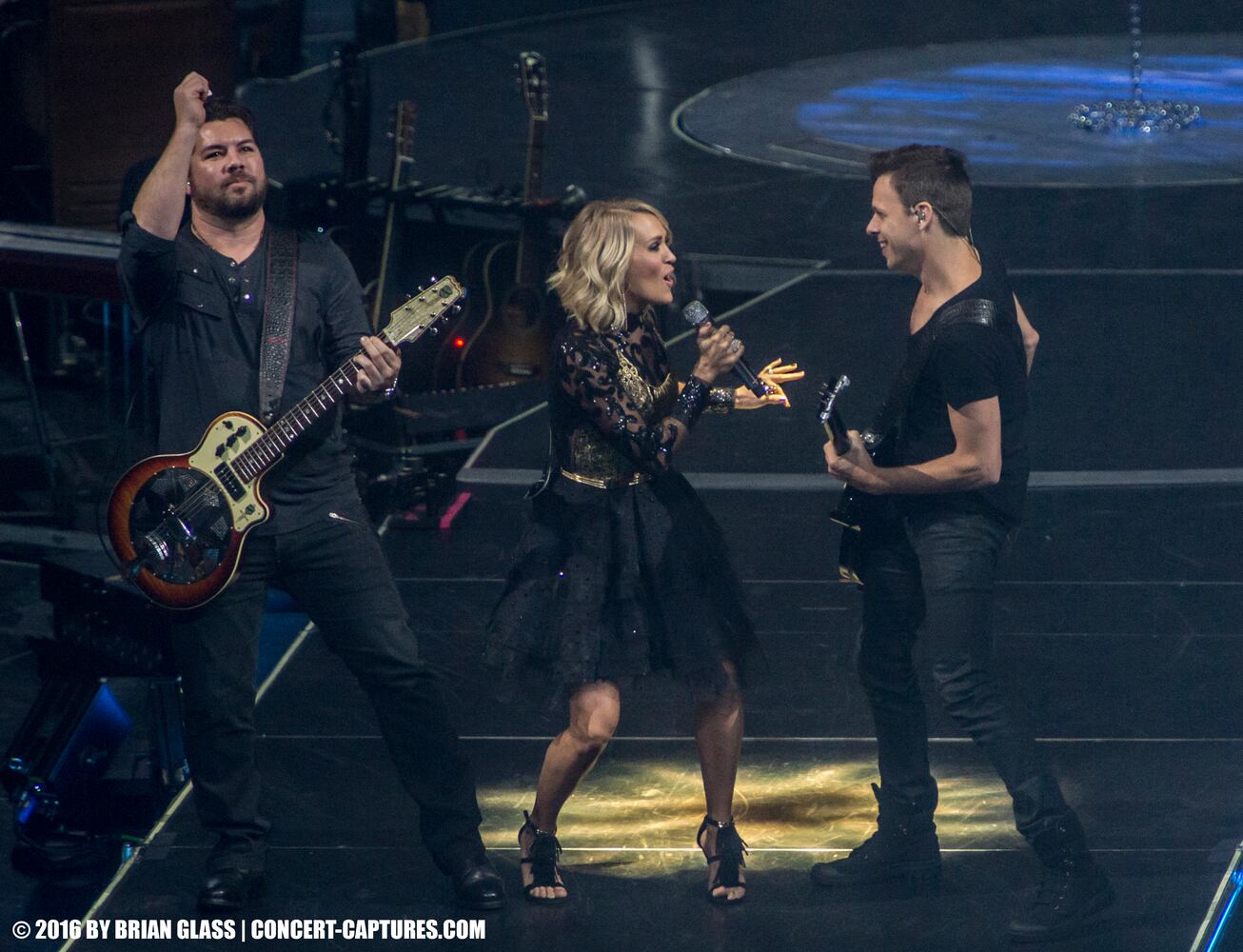 Carrie Underwood lights up Cincinnati