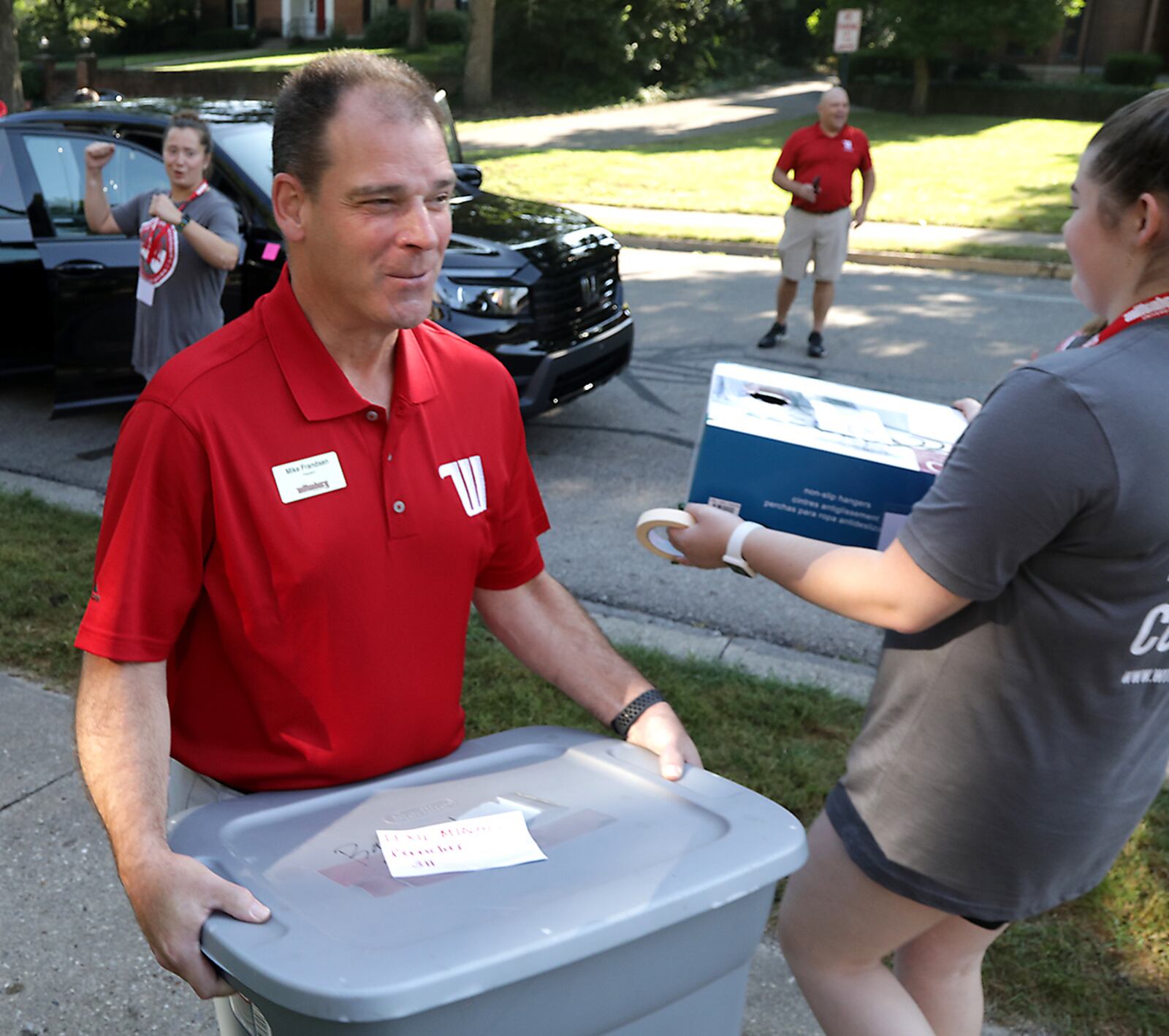 Wittenberg University President Mike Frandsen helps a student carry their things into the dorm Thursday, August 25, 2022 during Move-In day. BILL LACKEY/STAFF