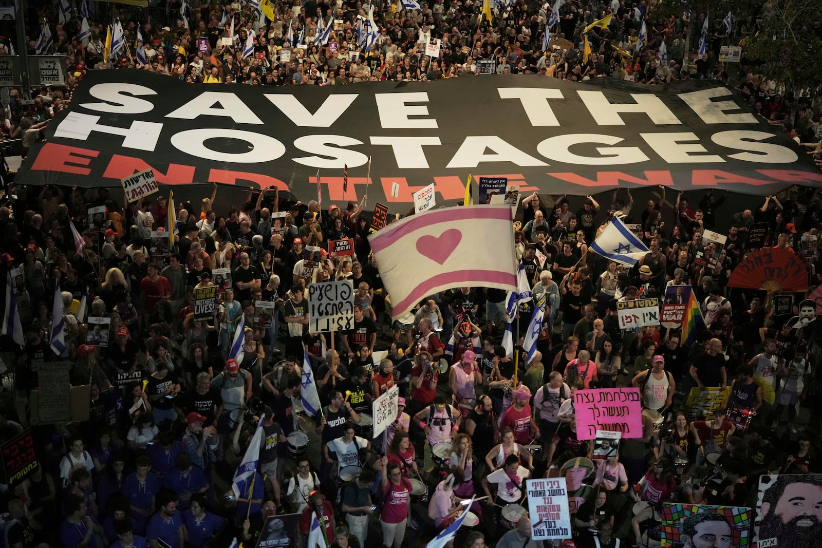 People take part in a protest demanding the end of the war and immediate release of hostages held by Hamas in the Gaza Strip, and against Prime Minister Benjamin Netanyahu's government in Tel Aviv, Israel, Saturday, May 24, 2025. (AP Photo/Leo Correa)