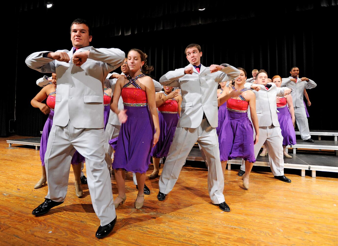 Cubs' Kyle Schwarber hits the stage with Middletown HS Show Choir