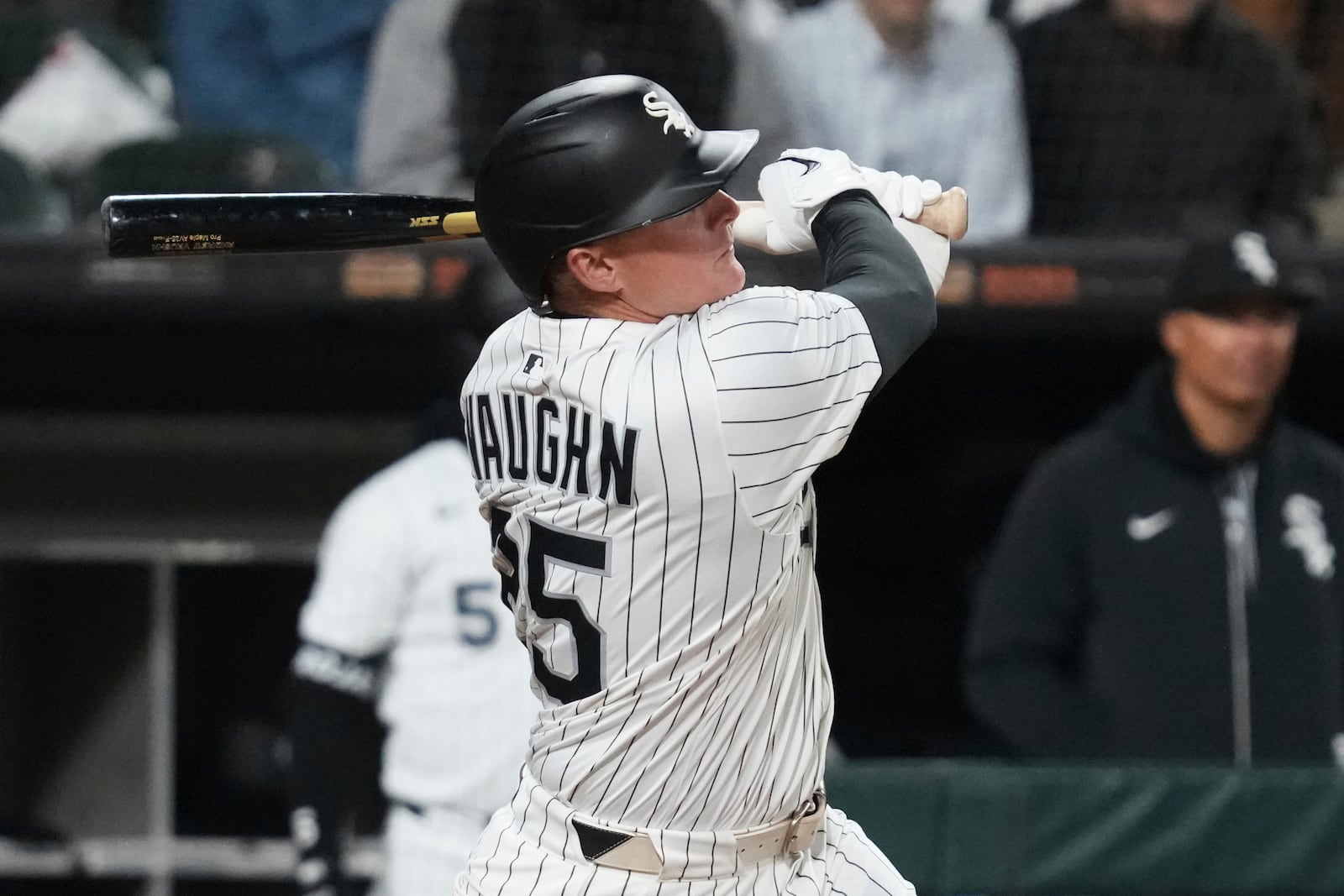 Chicago White Sox's Andrew Vaughn hits a one-run single during the ninth inning of a baseball game against the Seattle Mariners in Chicago, Monday, May 19, 2025. (AP Photo/Nam Y. Huh)