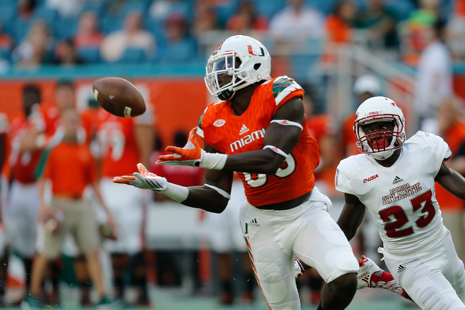 MIAMI GARDENS, FL - SEPTEMBER 10: David Njoku #86 of the Miami Hurricanes catches the ball during first quarter actin against the Florida Atlantic Owls on September 10, 2016 at Hard Rock Stadium in Miami Gardens, Florida.(Photo by Joel Auerbach/Getty Images)