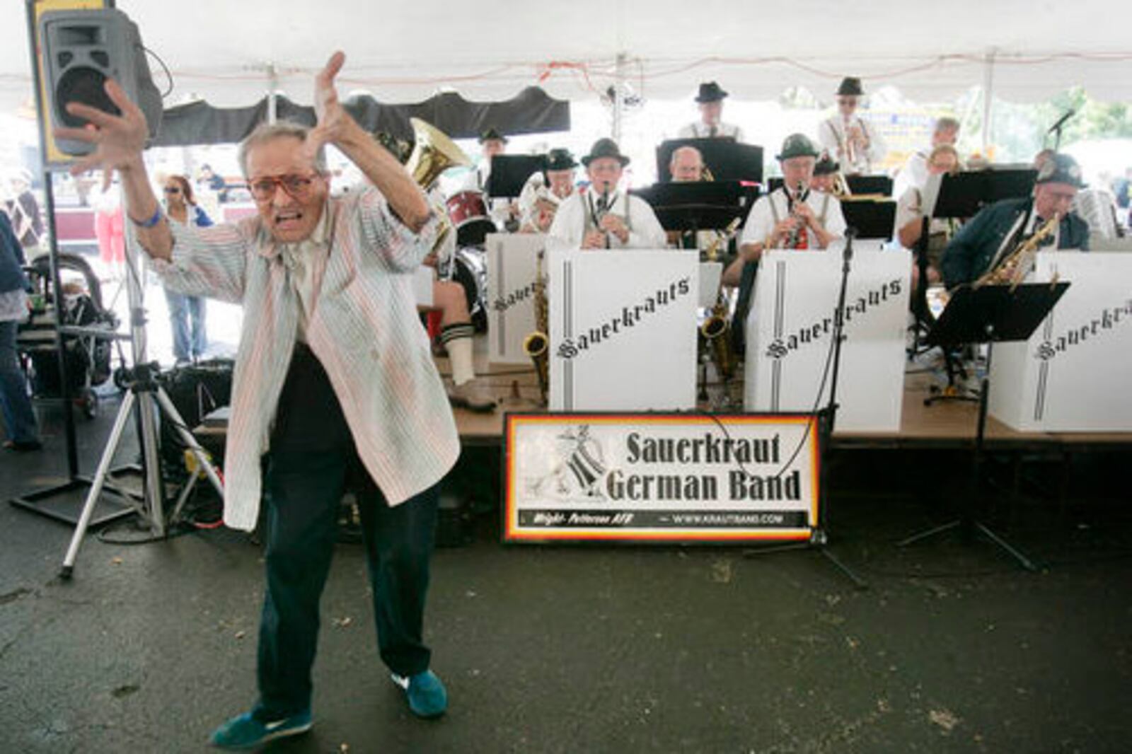 Oktoberfest was held Saturday September 25 at the Dayton Art Institute. Thousands enjoyed the warm early autumn sun, international and craft beers, entertainment, fine arts and food.