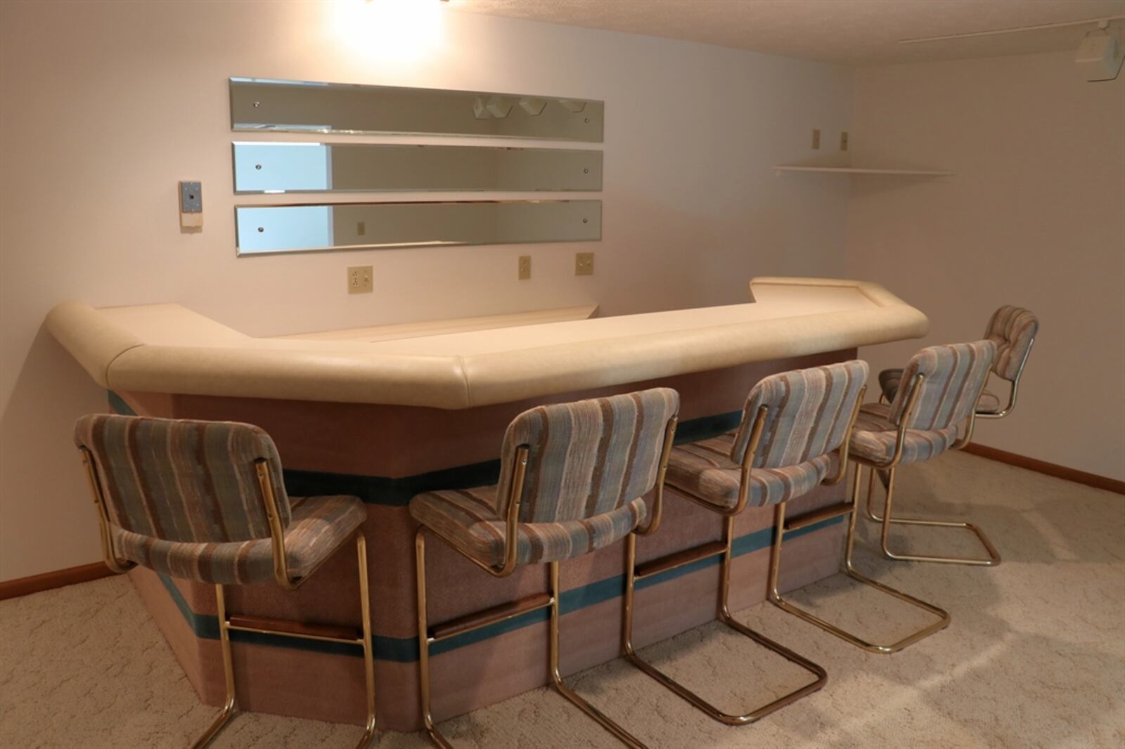 The peninsula bar allows seating for up to six and features leatherette elbow rests. 