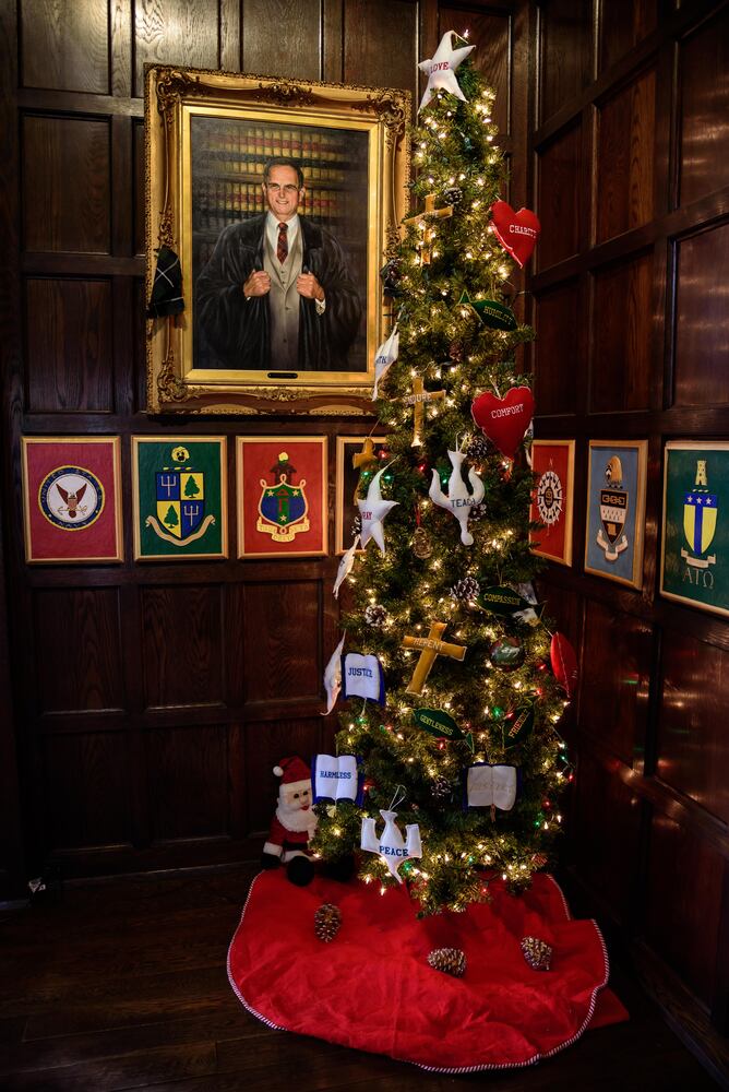 PHOTOS: Inside gorgeous Oakwood homes decorated for its very first  holiday home tour