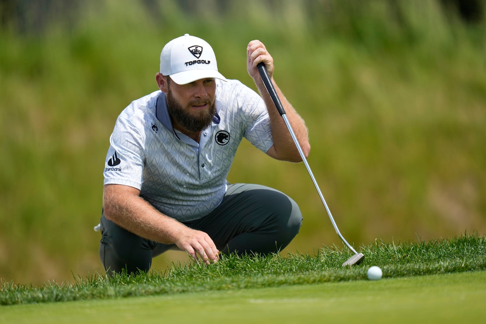 Tyrrell Hatton, of England, lines up a putt on the second hole during the third round of the U.S. Open golf tournament at Oakmont Country Club Saturday, June 14, 2025, in Oakmont, Pa. (AP Photo/Seth Wenig)