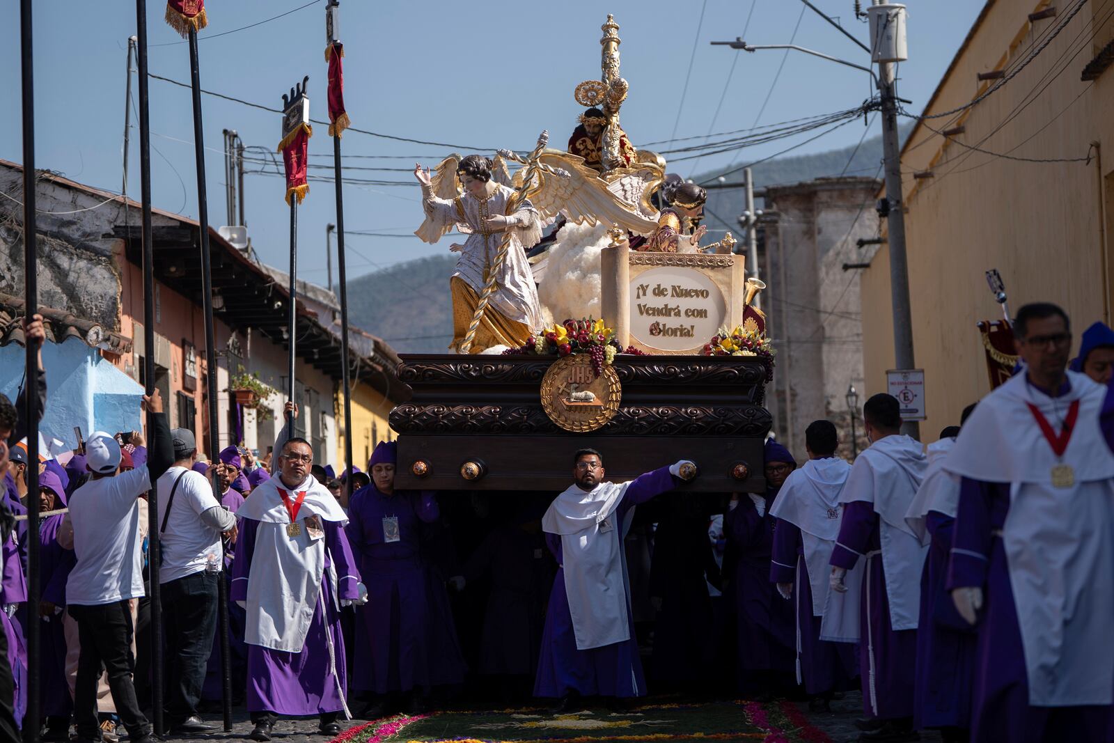Faithful carry a platform with a statue of Jesus of Nazareth, wearing a tunic created by weavers at the Maria Auxiliadora embroidery workshop, during a Lenten season procession in Antigua, Guatemala, Sunday, April 6, 2025. (AP Photo/Santiago Billy)