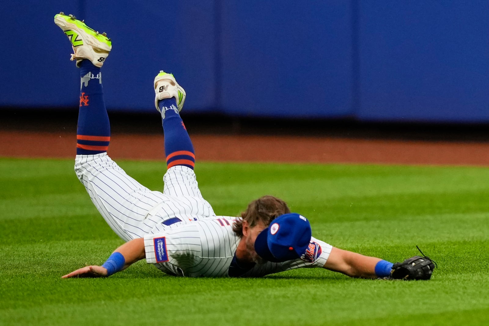 New York Mets outfielder Jeff McNeil dives to catch a ball during the eighth inning of a baseball game against the Cincinnati Reds, Saturday, July 19, 2025, in New York. (AP Photo/Yuki Iwamura)