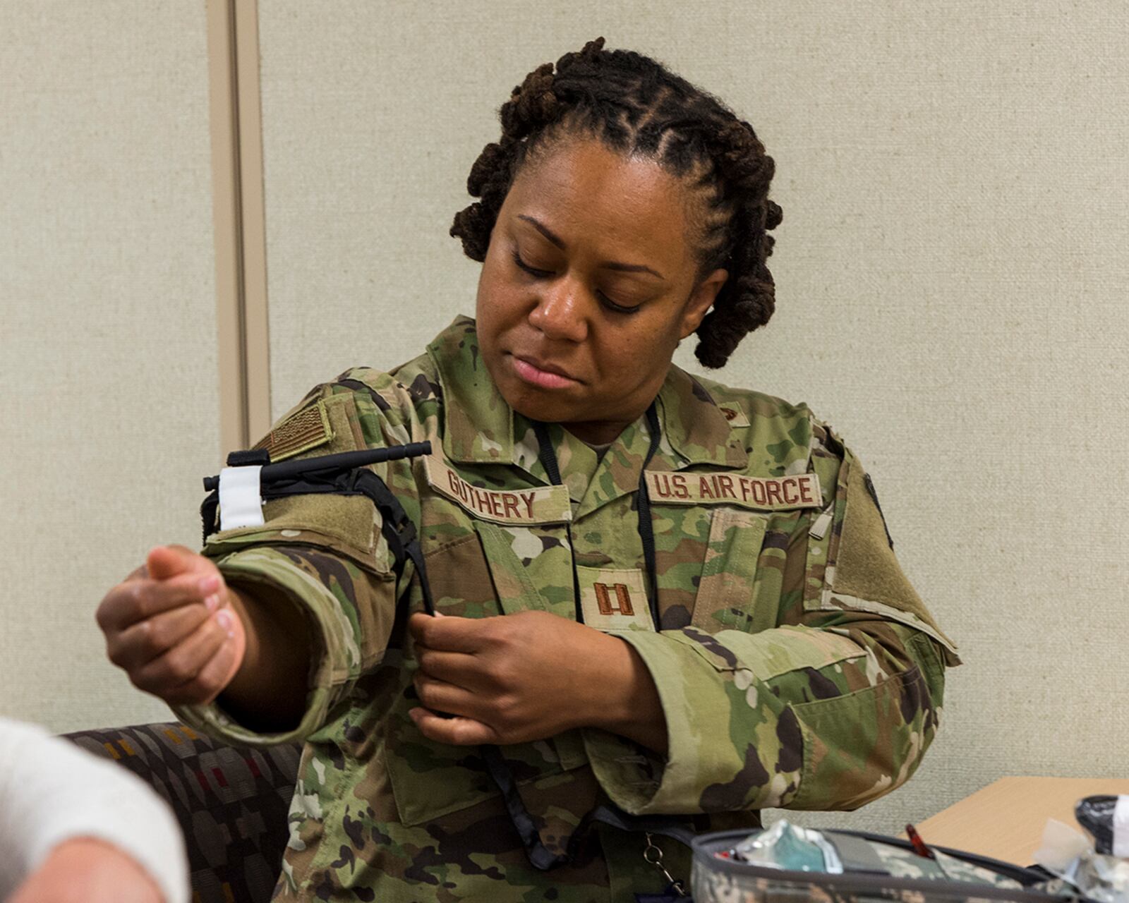 Capt. Denita Guthery, a LEADership Wright-Patt student, applies a tourniquet to her arm during an 88th Medical Group demonstration May 3 at Wright-Patterson Air Force Base. U.S. AIR FORCE PHOTO/JAIMA FOGG