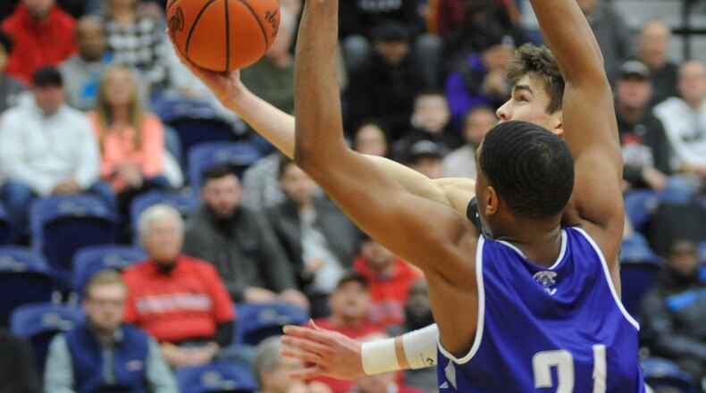 Ryan Hall (shooting) scored 28 points in Fairmont’s 61-55 defeat of Crestwood Prep (Ont.) in Friday’s Flyin’ opener. MARC PENDLETON / STAFF