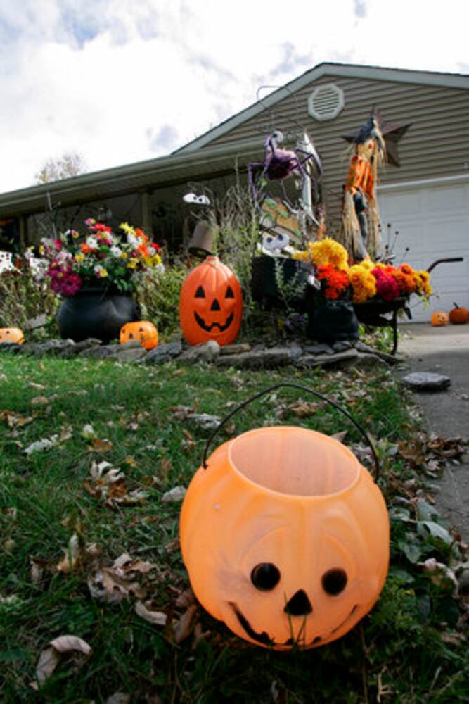 Halloween decorating contest