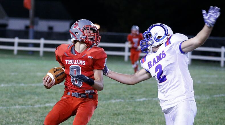 Southeastern’s Charlie Bertemes tries to avoid a tackle by a Greeneview player. Bill Lackey/STAFF FILE PHOTO