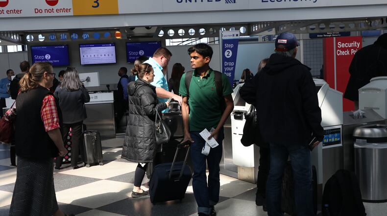Airline passengers in Chicago on April 12, 2017. It's a good time to take a look at how the different U.S.-based airlines are tweaking their boarding procedures. (Nancy Stone/Chicago Tribune/TNS)