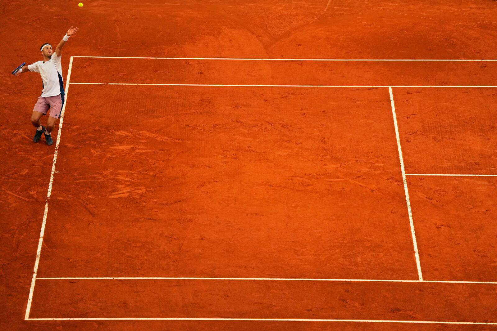 Norway's Casper Ruud serves to Britain's Jack Draper during the Madrid Open tennis final in Madrid, Spain, Sunday, May 4, 2025. (AP Photo/Manu Fernandez)