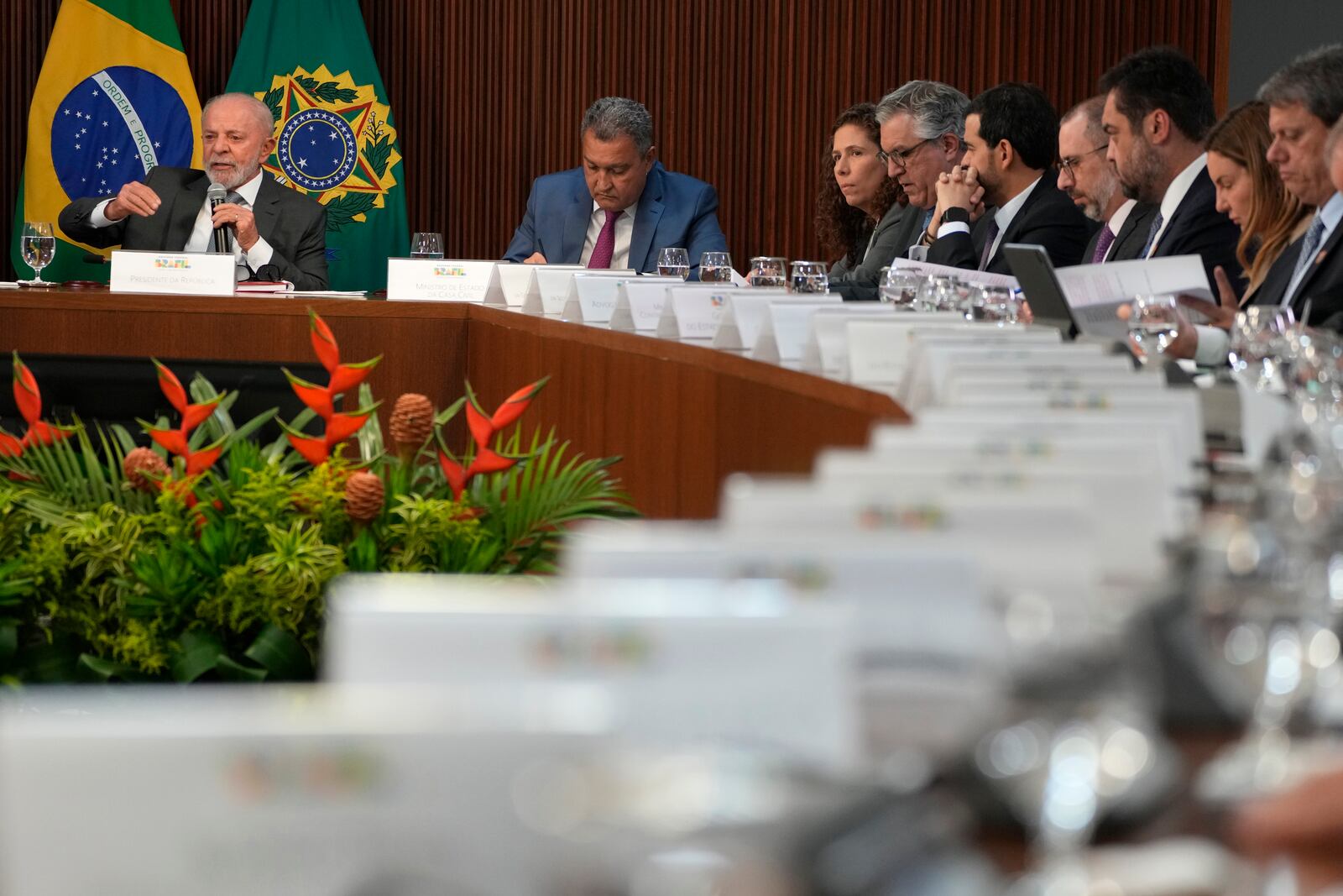 FILE - Brazil's President Luiz Inacio Lula da Silva, left, addresses members of the judiciary, parliament and state governors, regarding the implementation of the Unified Public Security System to combat organized crime, at the Planalto Presidential Palace, in Brasilia, Brazil, Oct. 31, 2024. (AP Photo/Eraldo Peres, File)