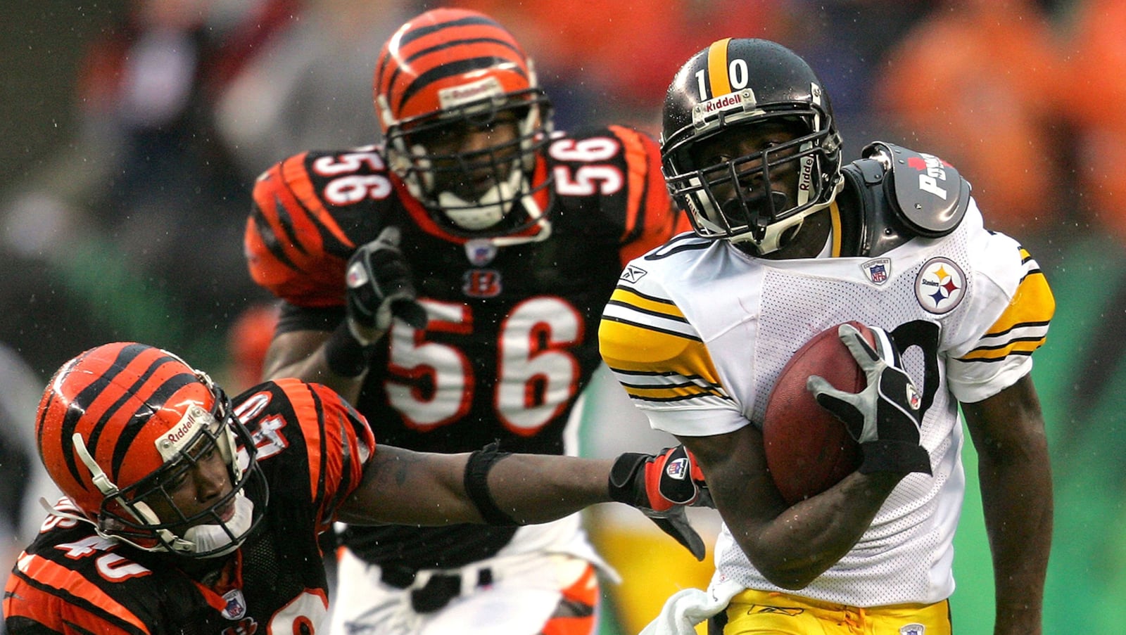 Santonio Holmes of the Pittsburgh Steelers eludes Madieu Williams of the Cincinnati Bengals en route to a touchdown in overtime on December 31, 2006 at Paul Brown Stadium in Cincinnati, Ohio. The Steelers defeated the Bengals 23-17. (Photo by Matthew Stockman/Getty Images)