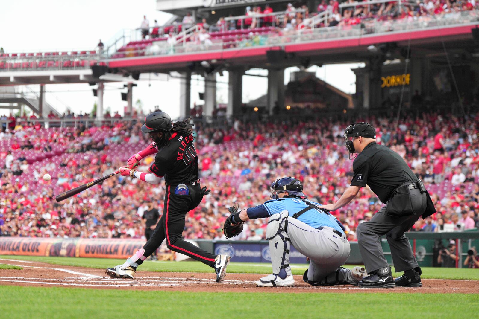 Cincinnati Reds' Elly De La Cruz (44) hits a single during the first inning of a baseball game against the Tampa Bay Rays, Friday, July 25, 2025, in Cincinnati. (AP Photo/Jeff Dean)
