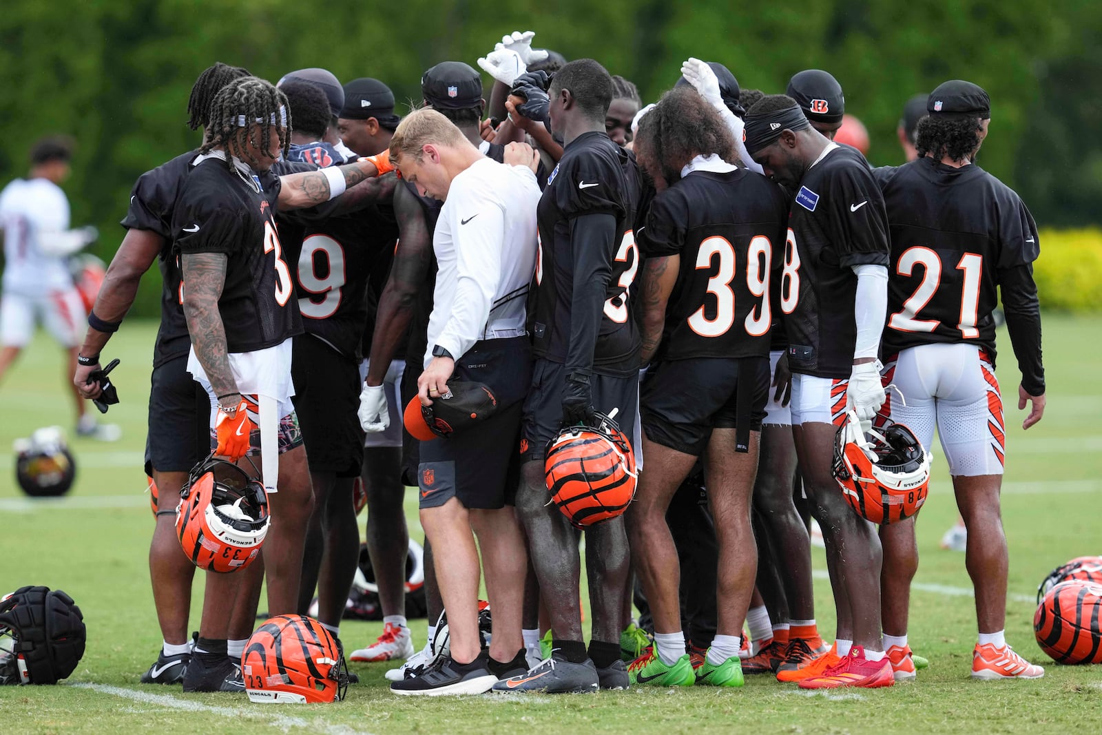 Cincinnati Bengals players huddle during practice at the team's NFL football training camp, Sunday, July 27, 2025, in Cincinnati. (AP Photo/Jeff Dean)