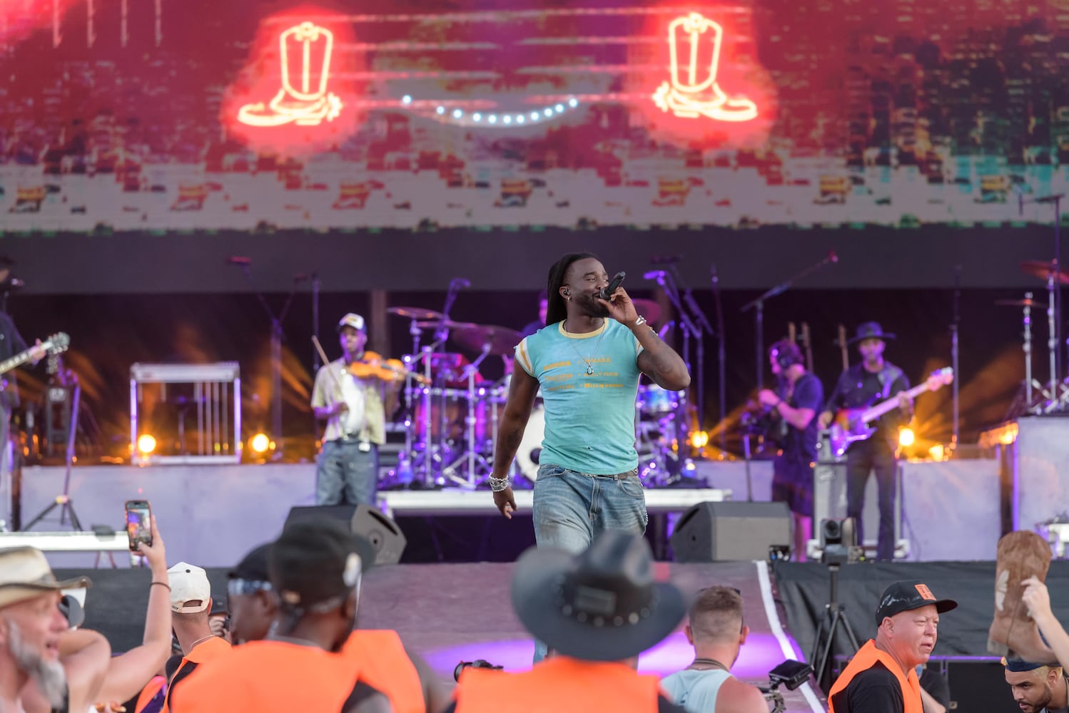 PHOTOS: Carrie Underwood & Shaboozey at the 2025 Voices of America Country Music Fest