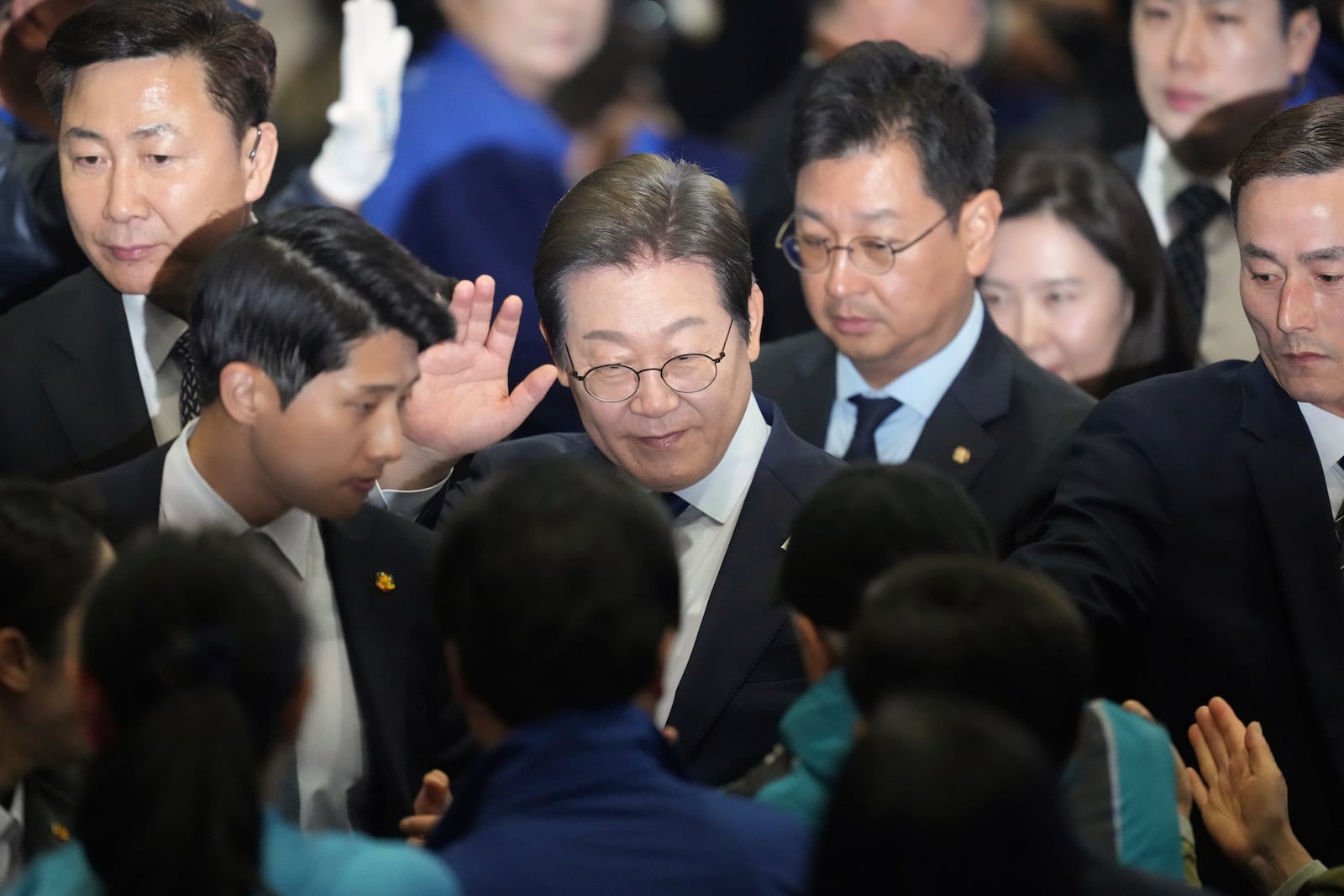 South Korea’s main opposition Democratic Party’s former leader Lee Jae-myung, center, arrive to deliver his speech during a party’s convention in Goyang, South Korea Sunday, April 27, 2025. (AP Photo/Lee Jin-man)