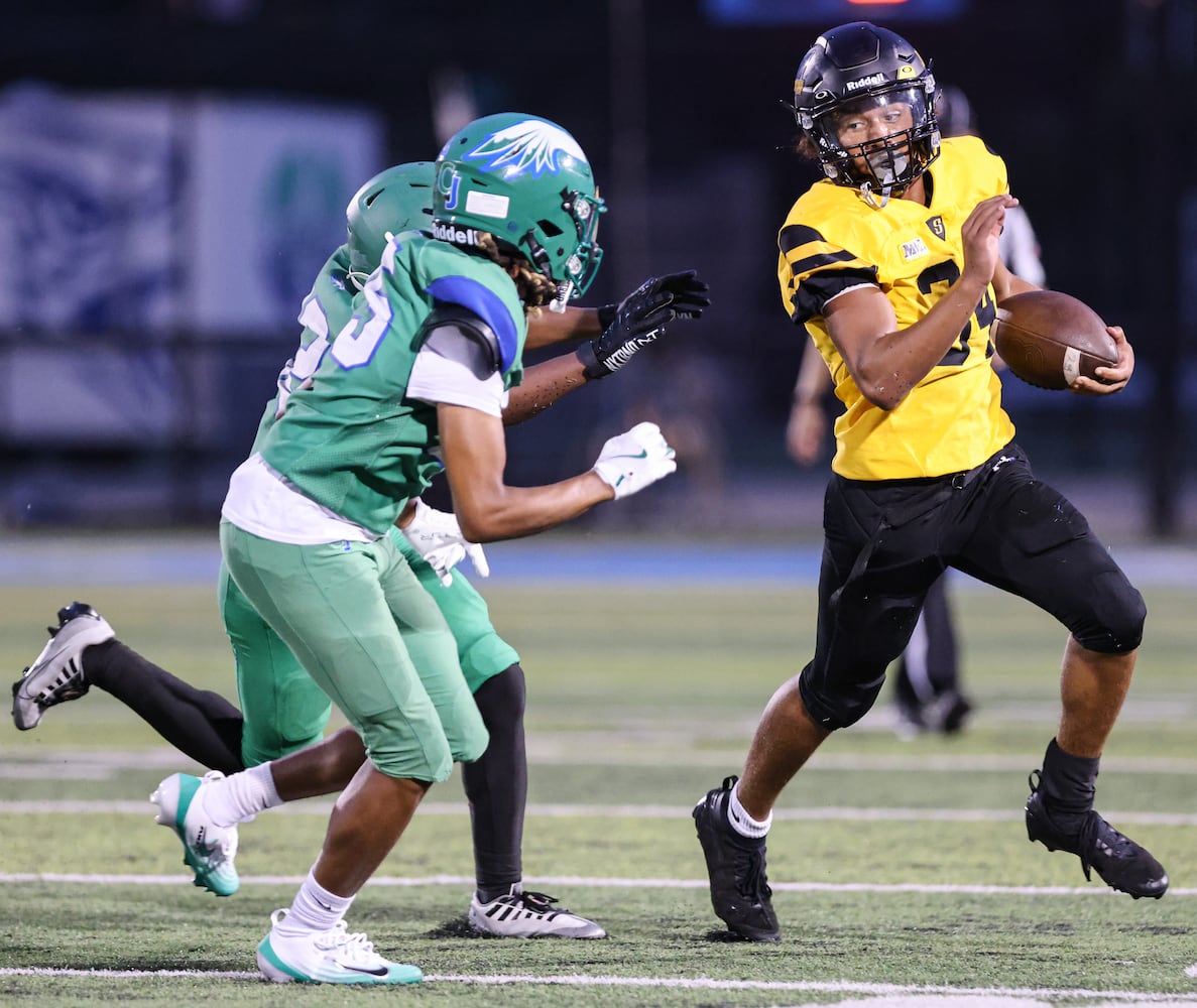 081525 DDN CJ Sidney football