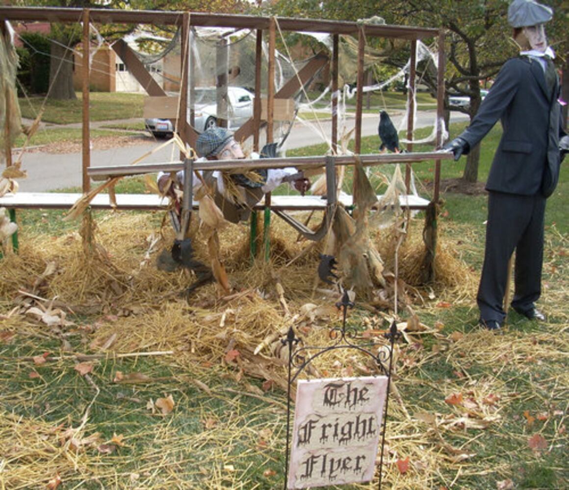 Halloween: Scarecrow Row