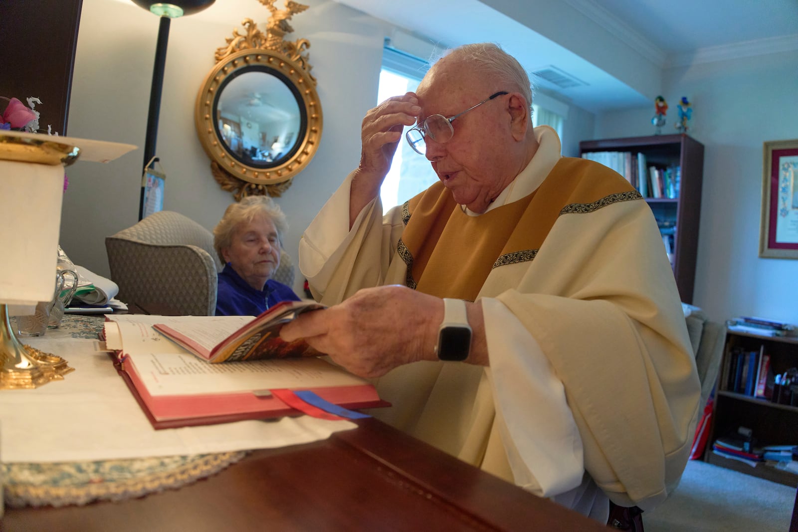 The Rev. James Kelly celebrates Mass at his apartment in the Normandy Farms Estates retirement community in Blue Bell, Pa., on Thursday, June 19, 2025. (AP Photo/Luis Andres Henao)