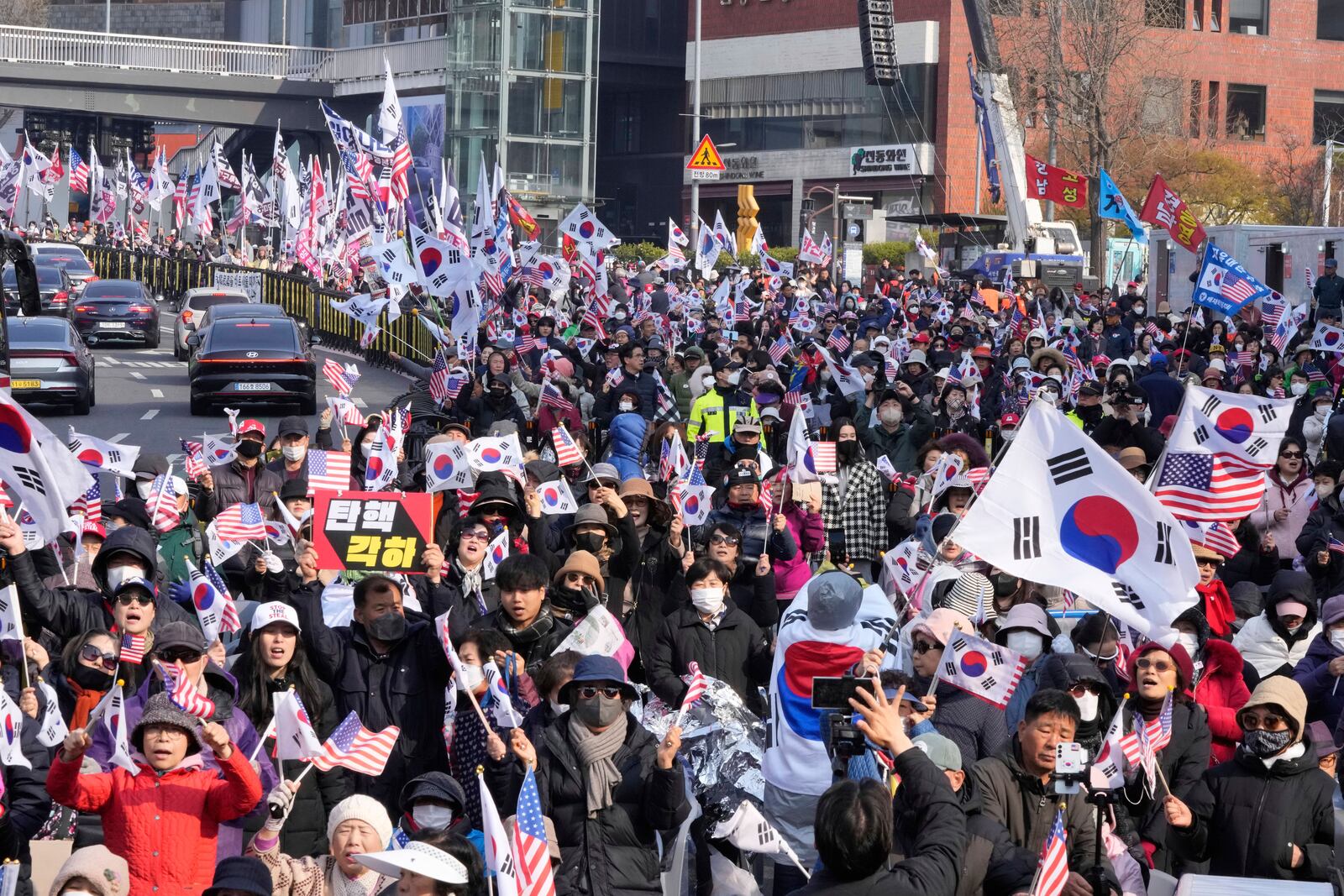 Supporters of impeached South Korean President Yoon Suk Yeol stage a rally to oppose his impeachment near the presidential residence in Seoul, South Korea, Friday, April 4, 2025. (AP Photo/Ahn Young-joon)