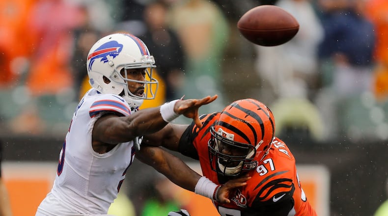 CINCINNATI, OH - OCTOBER 8: Tyrod Taylor #5 of the Buffalo Bills throws the ball before Geno Atkins #97 of the Cincinnati Bengals can sack him during the third quarter Paul Brown Stadium on October 8, 2017 in Cincinnati, Ohio. (Photo by Michael Reaves/Getty Images)