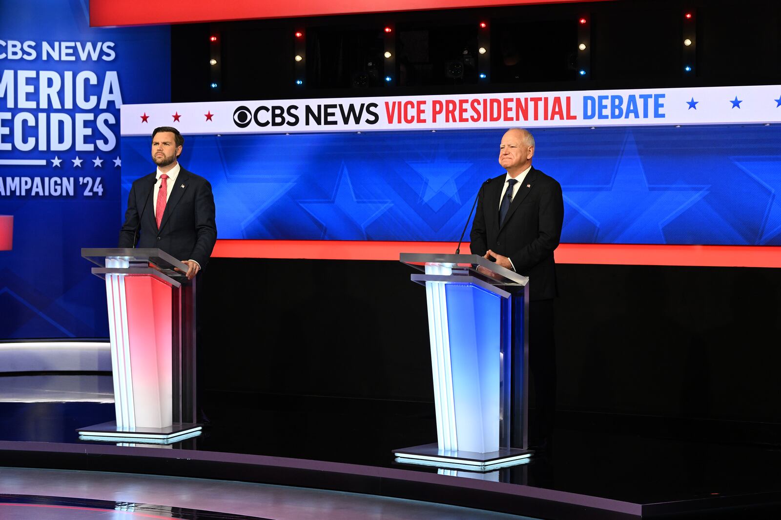 Sen. JD Vance (R-Ohio) and Gov. Tim Walz of Minnesota at the start of the vice-presidential debate at the CBS Broadcast Center in New York on Tuesday, Oct. 1, 2024. (Kenny Holston/The New York Times) 