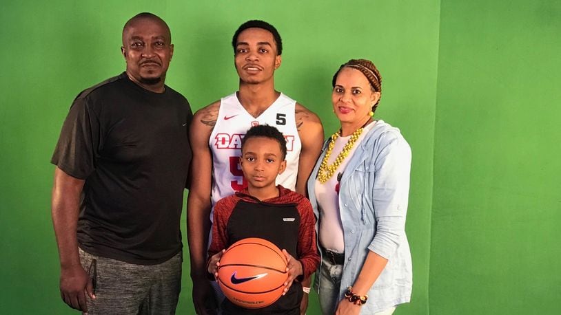Dayton basketball recruit Rodney Chatman, back center, poses with his family: dad Rodney, left; brother Bryce, with ball; and mom Glenda.