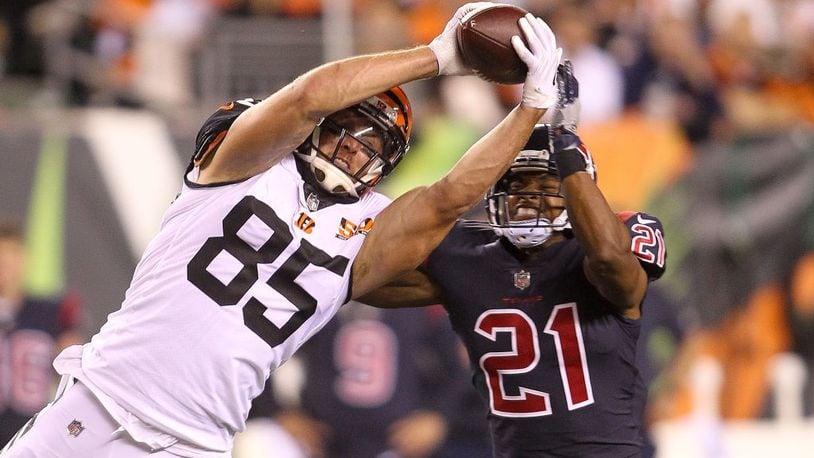 CINCINNATI, OH - SEPTEMBER 14: Tyler Eifert #85 of the Cincinnati Bengals makes a catch defended by Marcus Gilchrist #21 of the Houston Texans during the second half at Paul Brown Stadium on September 14, 2017 in Cincinnati, Ohio. (Photo by John Grieshop/Getty Images)