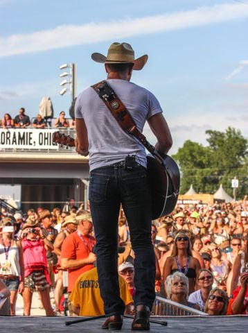 Dustin Lynch at Country Concert '14