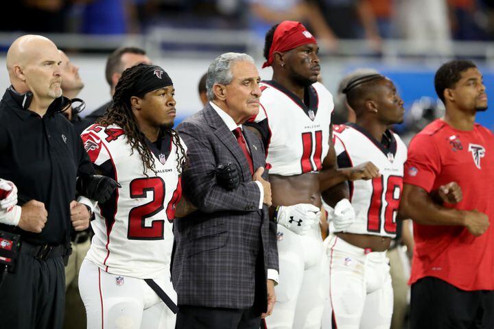 Falcons, Lions link arms during national anthem; singer kneels after performing it