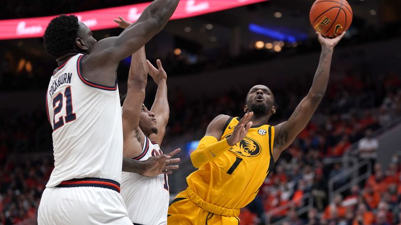 Missouri's Amari Davis, right, shoots over Illinois' Alfonso Plummer and Kofi Cockburn (21) during the second half of an NCAA college basketball game Wednesday, Dec. 22, 2021, in St. Louis. (AP Photo/Jeff Roberson)