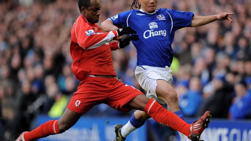 LIVERPOOL, UNITED KINGDOM - MARCH 08: Steven Pienaar of Everton is challenged by Justin Hoyte of Middlesbrough during the FA Cup Sponsored by E.on 6th Round match between Everton and Middlesbrough at Goodison Park on March 8, 2009 in Liverpool, England. (Photo by Shaun Botterill/Getty Images)