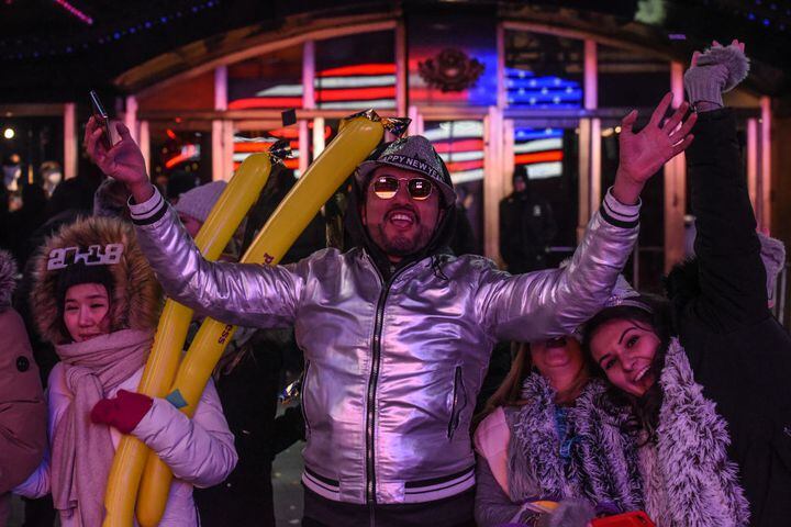 Freezing temps don’t deter crowds at Times Square for New Year’s Eve